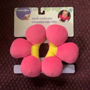 Flower shaped neck cushion for babies.
